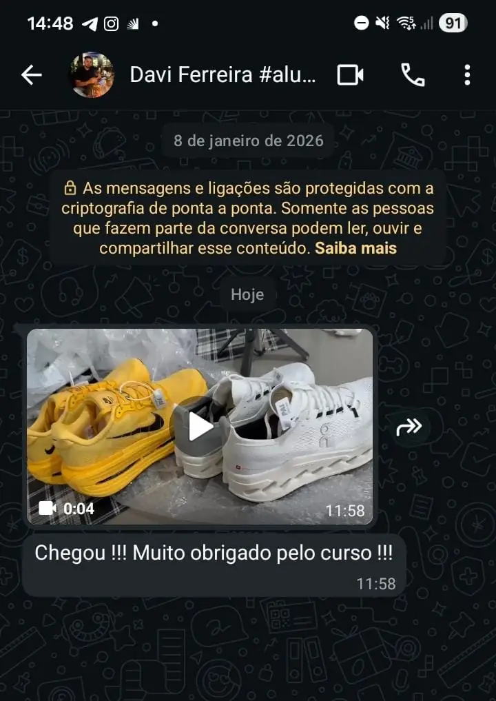 Tênis recebidos por um membro da comunidade