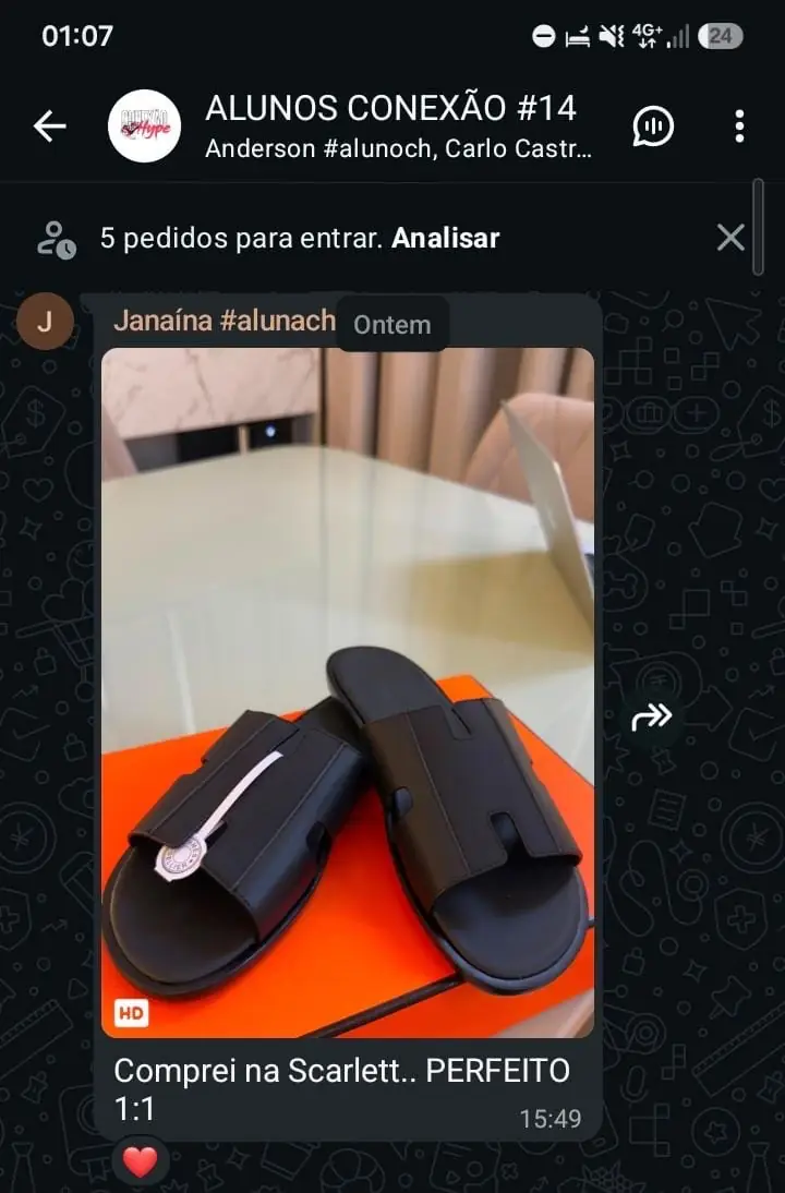 Chinelos importados recebidos por uma integrante